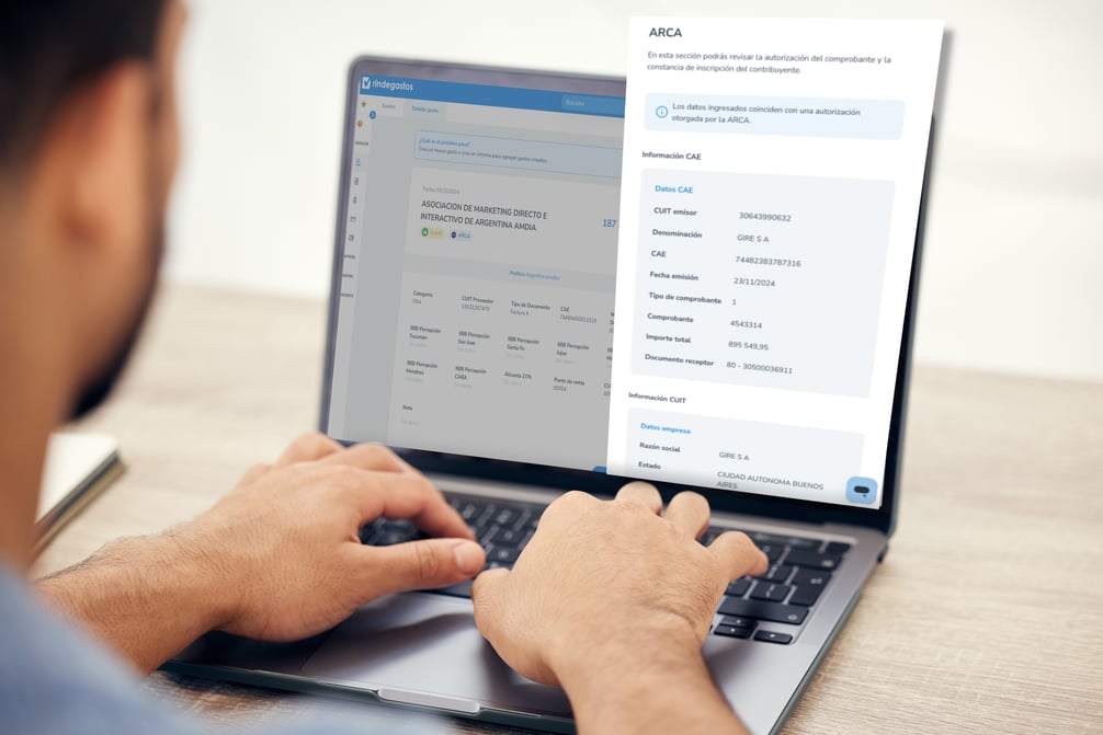 Persona utilizando la plataforma de Rindegastos en su laptop para validar el CUIT y CAE a través de ARCA. En la pantalla se observa información detallada de un comprobante