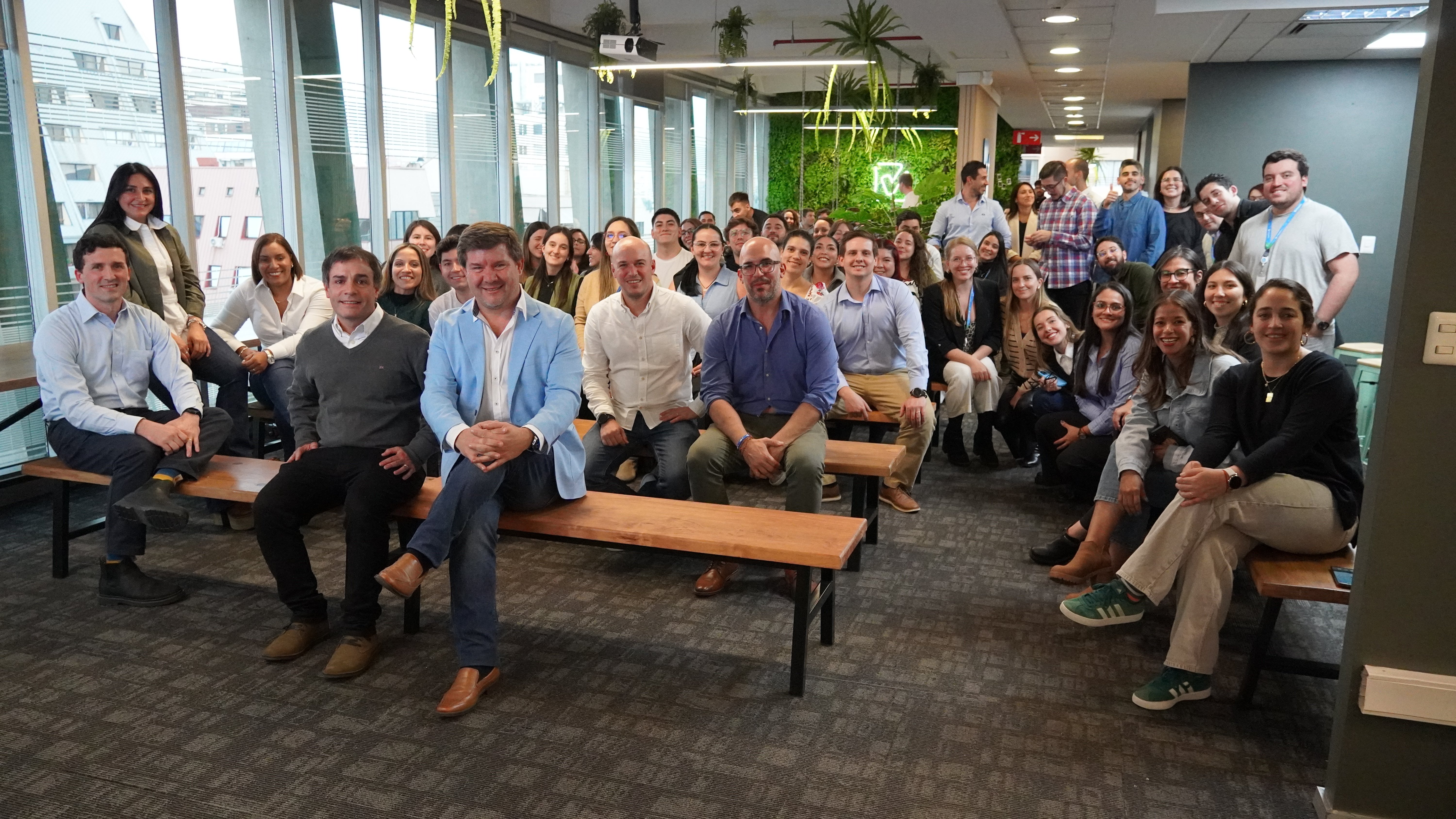 Sebastián Ferrer y Álvaro Capobianco junto al equipo de Rindegastos 