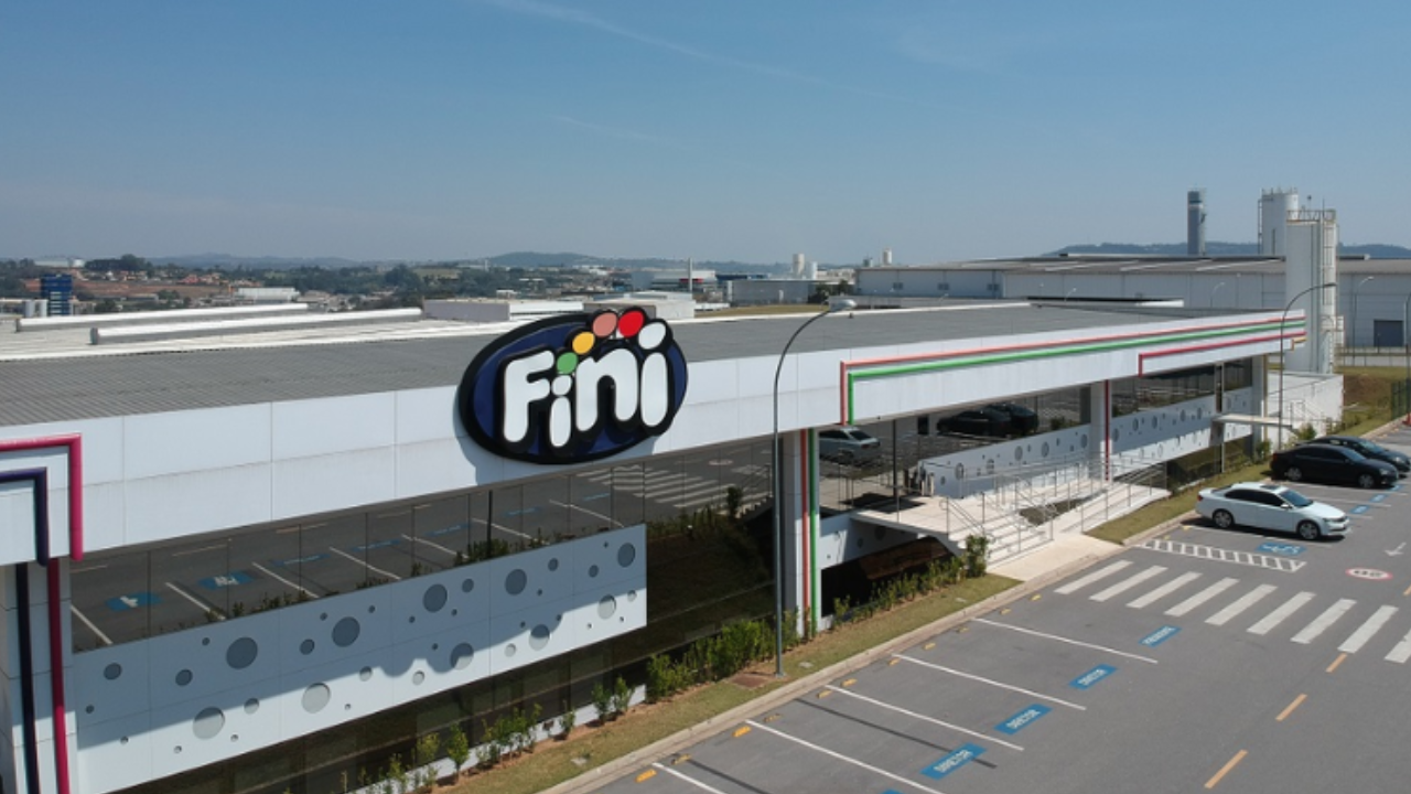  Vista panorámica de las instalaciones de la fábrica de Fini con su logotipo destacado en la fachada, estacionamiento visible y cielo despejado, representando capacidad de producción a gran escala.