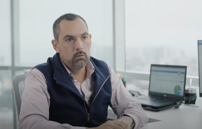 .' Cuarta imagen (Hombre sonriente en oficina del Grupo Flesan):  Texto ALT: 'Hombre sonriente con camisa de cuadros hablando frente a la cámara, en una oficina del Grupo Flesan con logotipos de la empresa en el fondo.' Estos textos proporcionan descripciones detalladas y precisas del contenido visual para mejorar la accesibilidad.