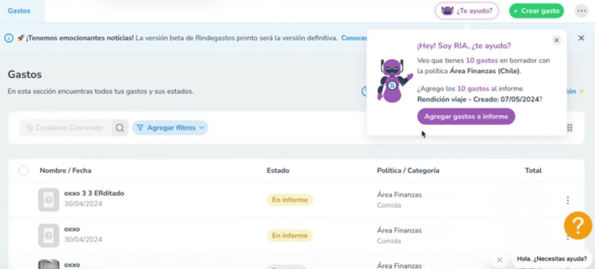 Pantalla de la interfaz de usuario de Rindegastos mostrando la sección 'Gastos', con una lista de transacciones y estados de cada una. Incluye un chatbot interactivo llamado RIA que ofrece asistencia y sugiere agregar gastos a un informe, y un mensaje destacado sobre la versión beta del sistema.