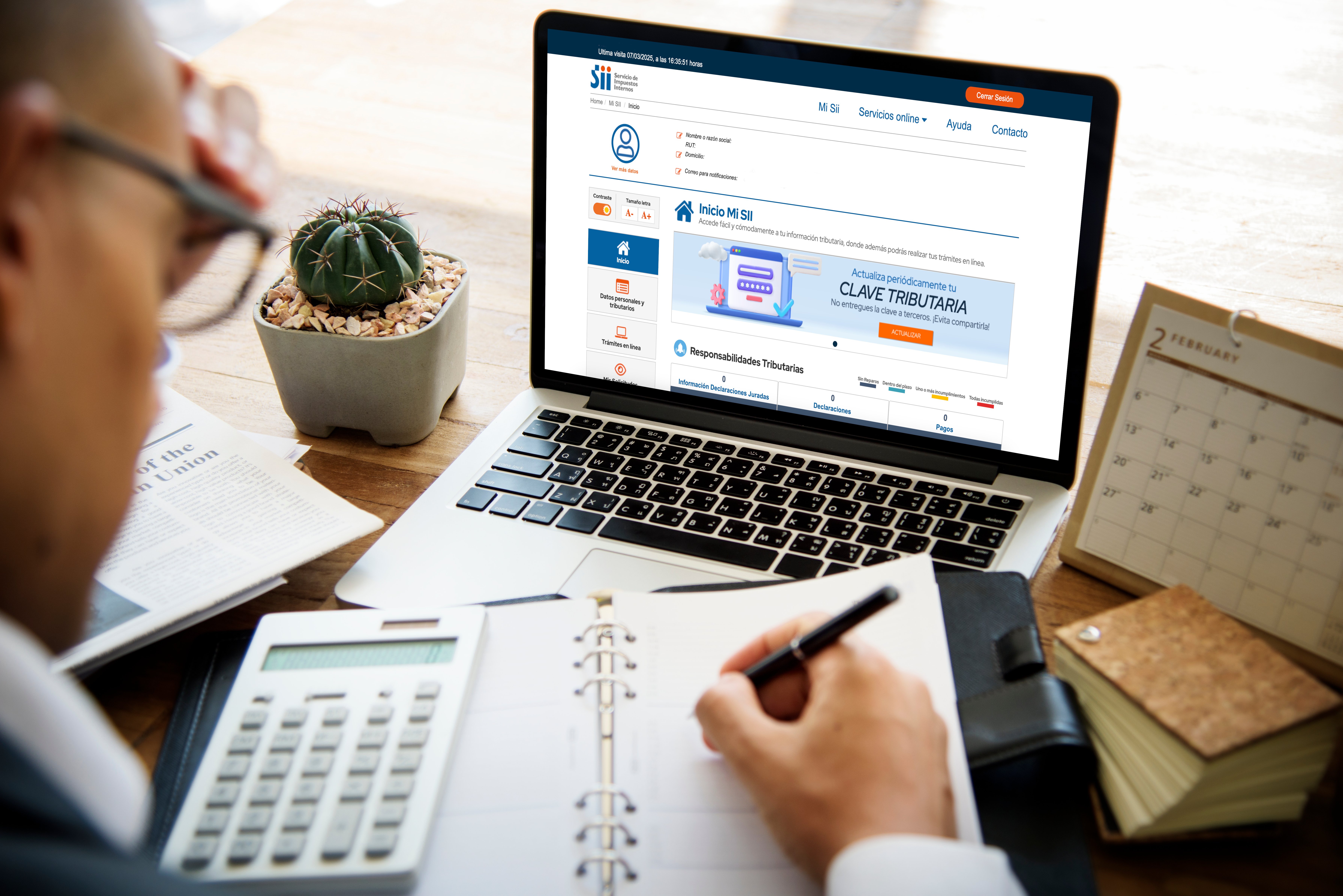 Persona digitalizando un recibo con su celular mientras sostiene varios comprobantes en papel, representando la gestión digital de gastos.