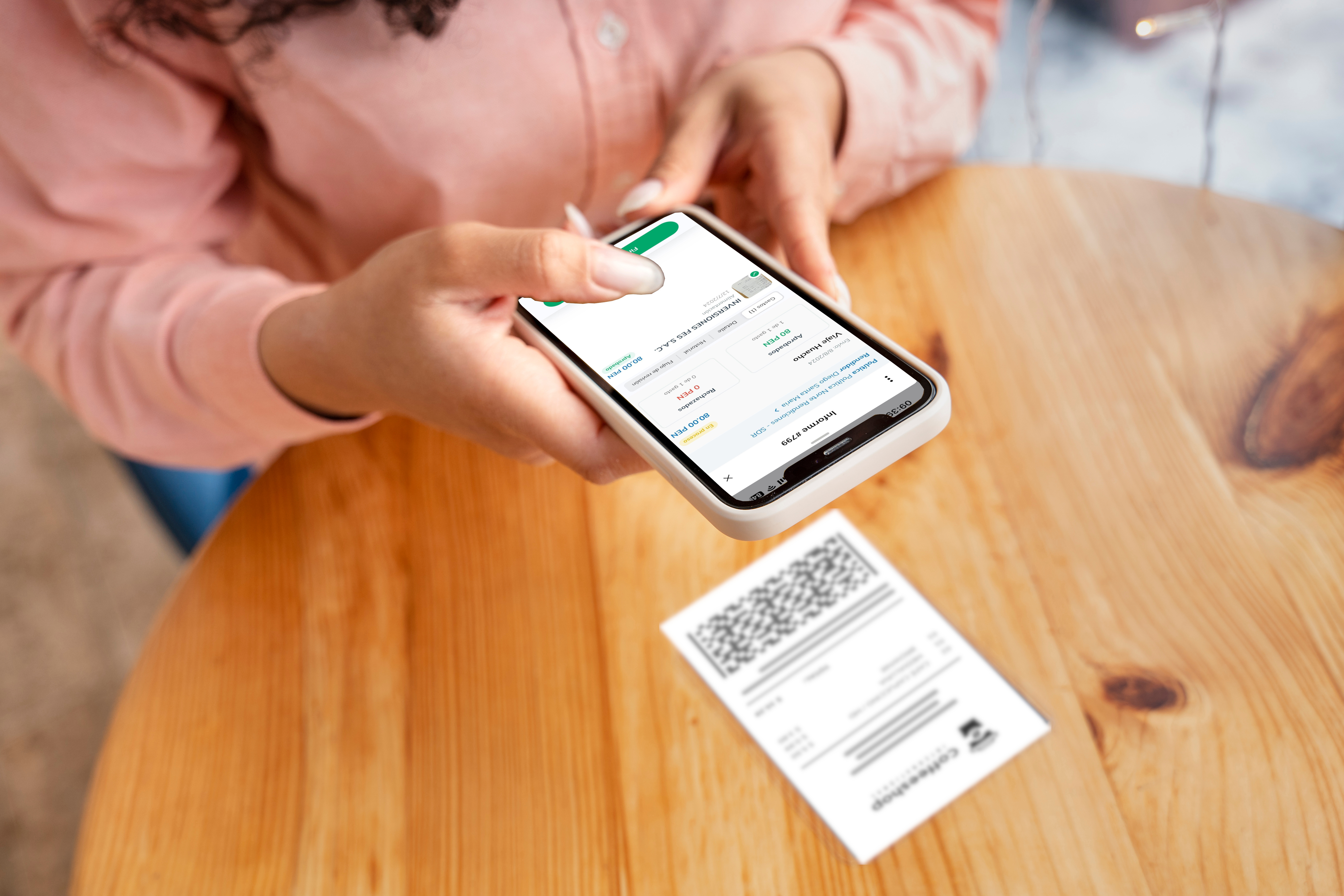 : Persona utilizando una aplicación móvil de gestión de gastos para registrar un recibo impreso, capturando los datos del comprobante en la pantalla de su teléfono.