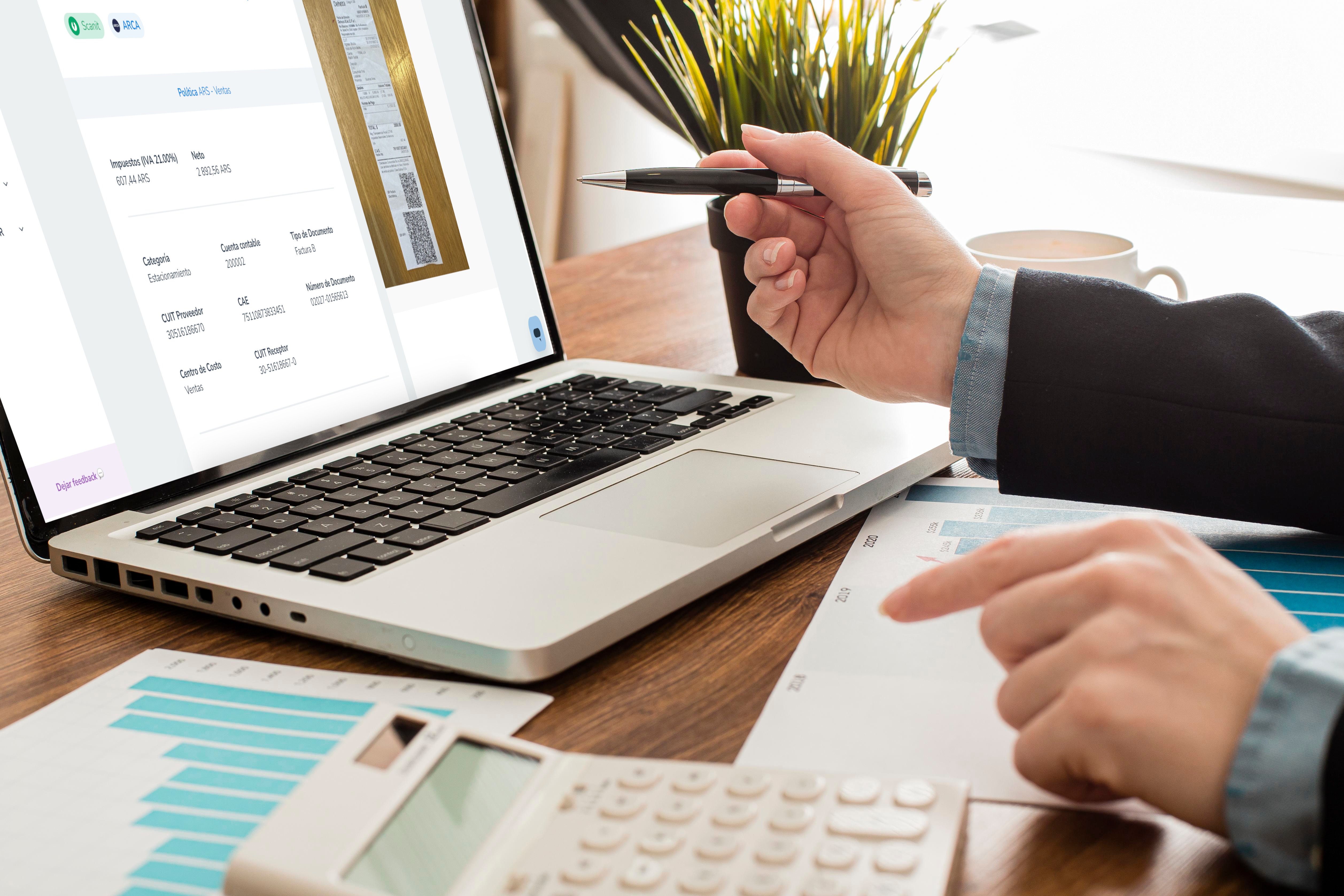  Ejecutivo revisando detalle de gastos digitalizados con ticket escaneado en pantalla, sobre un escritorio con gráficos y calculadora, en contexto de análisis financiero y cumplimiento tributario.