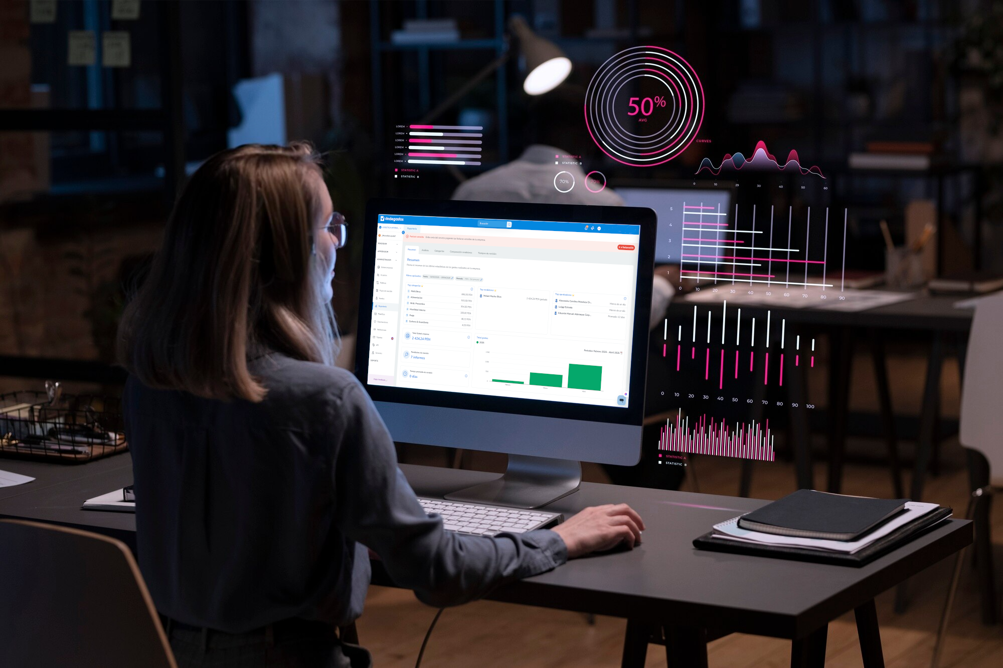 Mujer frente a un computador con Rindegastos abierto y gráficos flotantes en la pantalla. Ilustra el análisis visual de datos financieros en tiempo real con apoyo de tecnología data-driven.