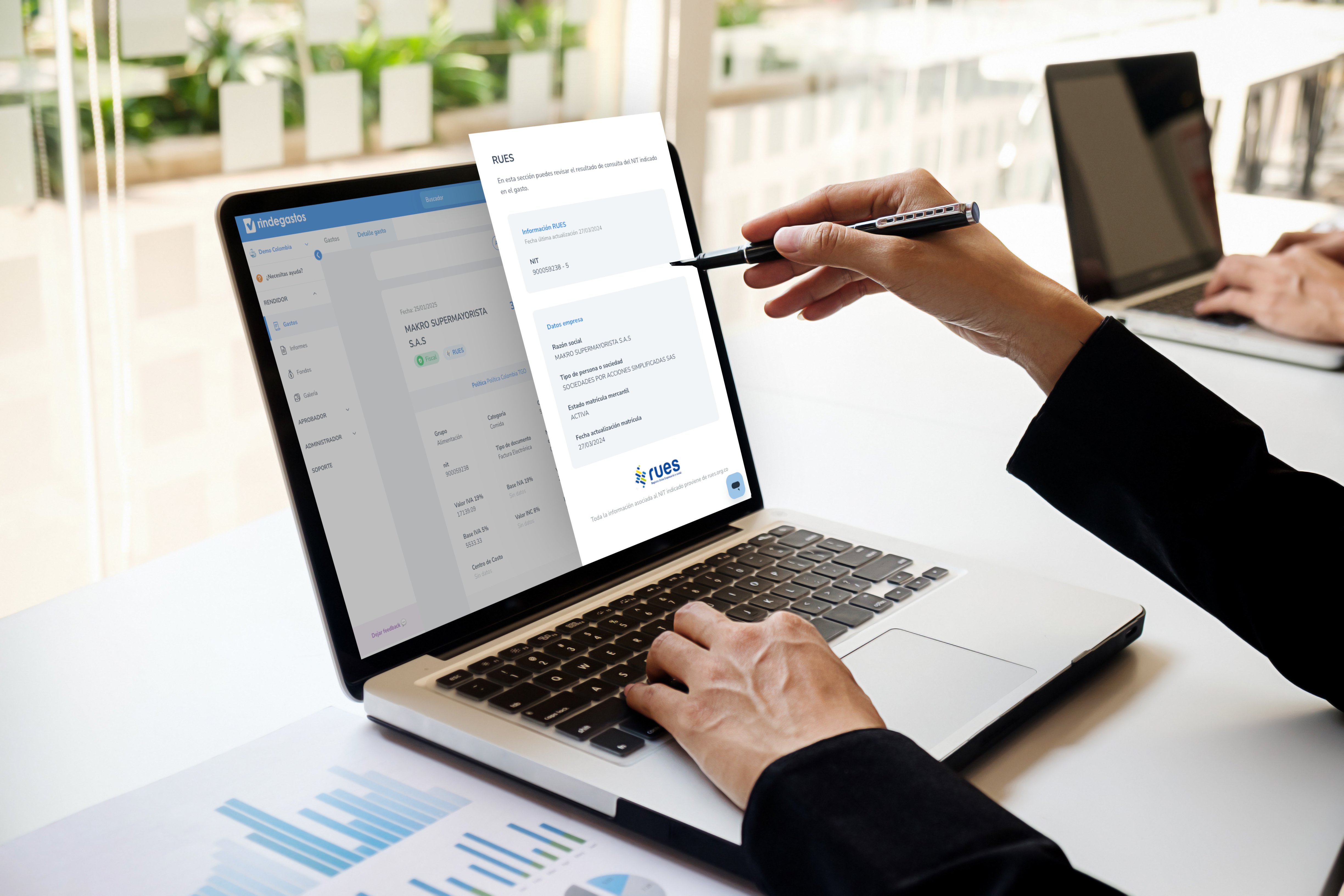 hands-analyst-discussing-workplace-consulting-discussion