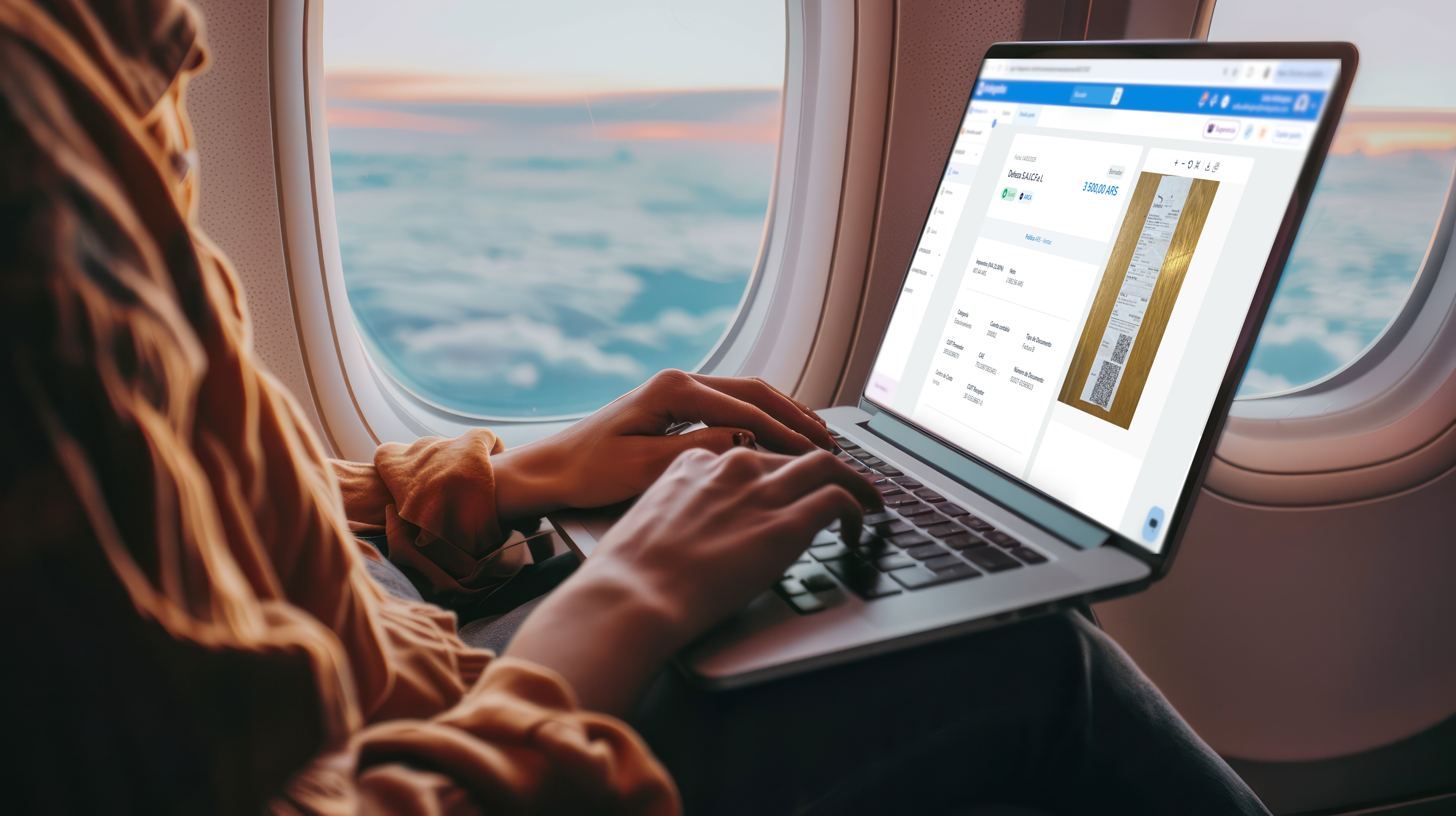 Mujer trabajando en laptop durante un vuelo, revisando documentos digitales mientras viaja en avión.