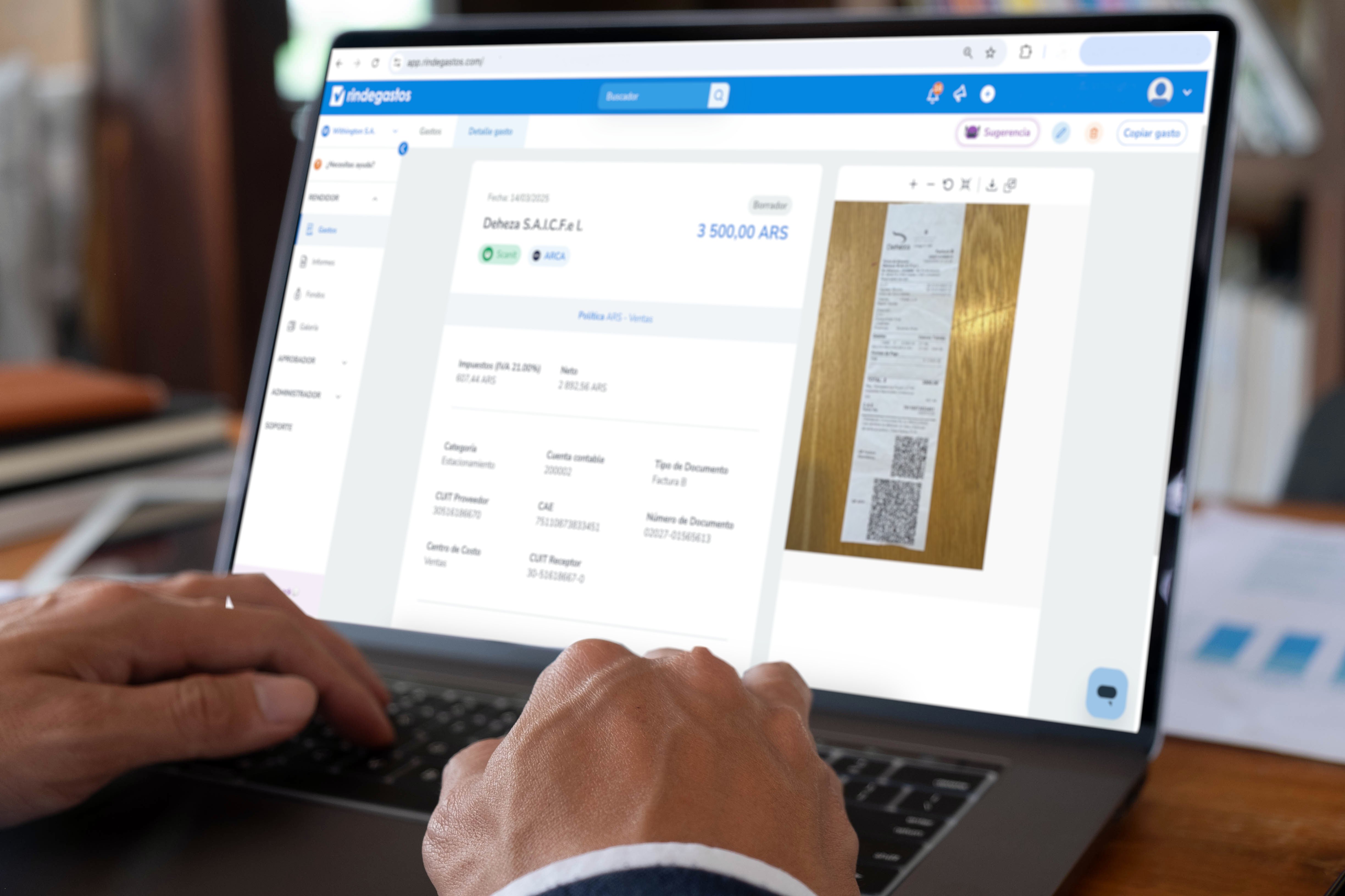 Usuario ingresando información de un gasto en la plataforma Rindegastos desde su laptop, con validaciones fiscales activas como SII y ARCA en pantalla y detalle de ticket escaneado.